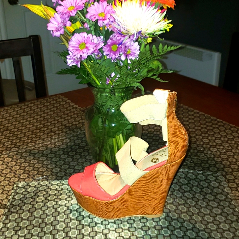 Colin Stewart platform sandals 6.5, but definitely fit a 6